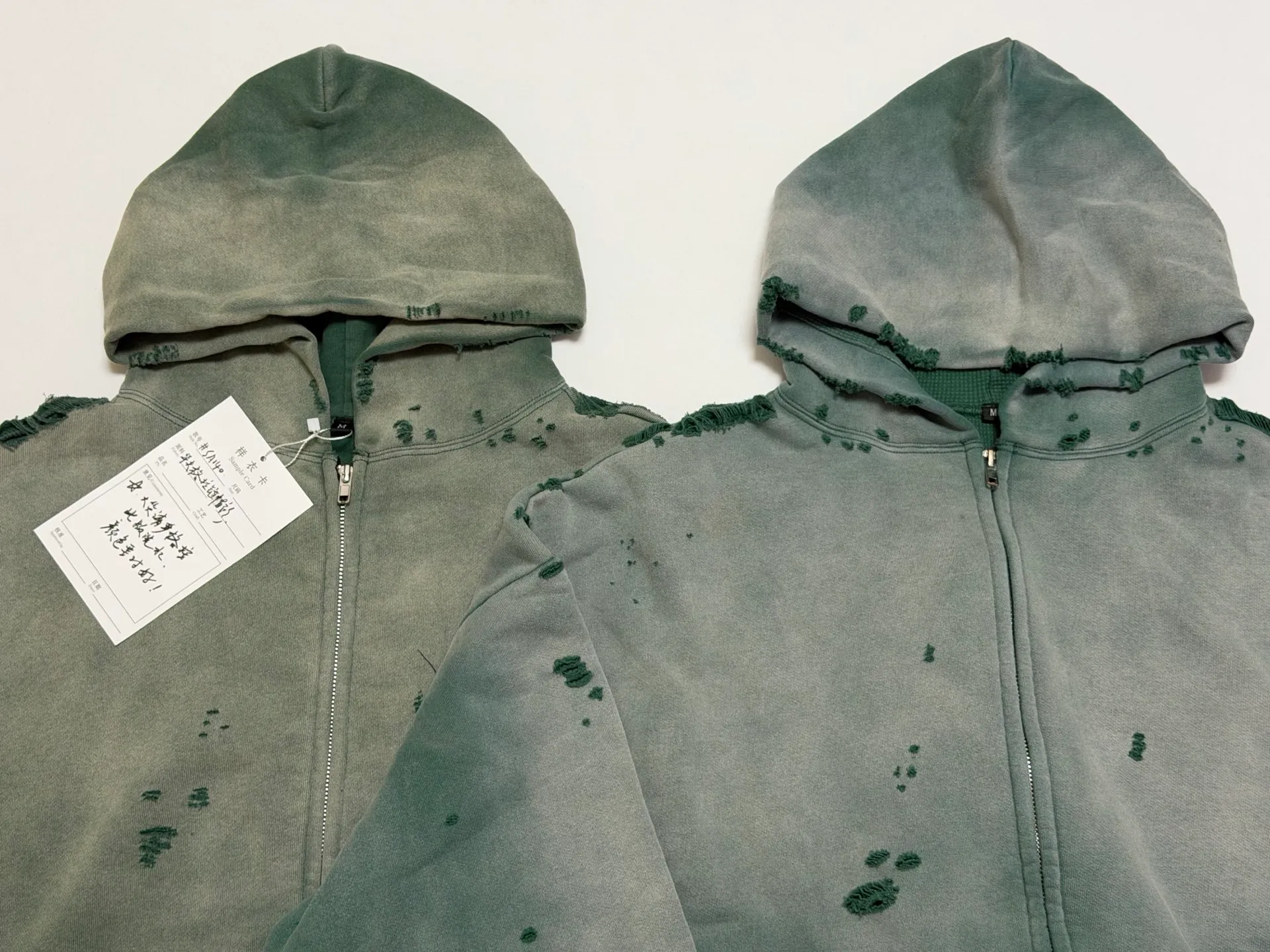 Preliminary prototype (the color will be adjusted for large quantities) SAINT Mxxxxxx DBL FACE ZIP UP HOODIE/GREEN Double-layer destroyed waffle zipper jacket, washed green S-XL, a style that has been used in the summer. After constant and detailed polishing, it is finally shipped. The finished product is simply a work of art. Super heavy washing and distressing. Multiple horse water fading. Excessive hand-made wormhole destruction processing. Deconstruction and reconstruction embroidery technology. Customized zipper with LOGO. The color details of the zipper webbing are also correct. The original grade fruit main label and the washing water label are top purchasing grade. The lining is covered with a layer of waffle fabric, which makes the overall texture stronger and increases the comfort and warmth of wearing.